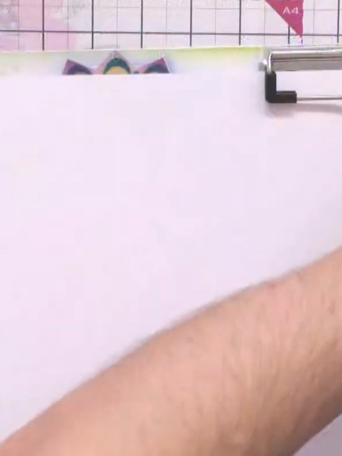 Stap 1: Position your mandala stencil on your white card base. Ensure the stencil lies flat and is securely placed bef
