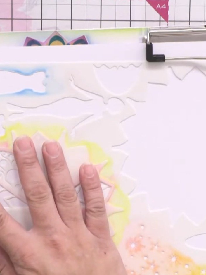 Stap 2: Select your first ink colour and apply it through the stencil using a stamp pad or ink brush. Work within one 