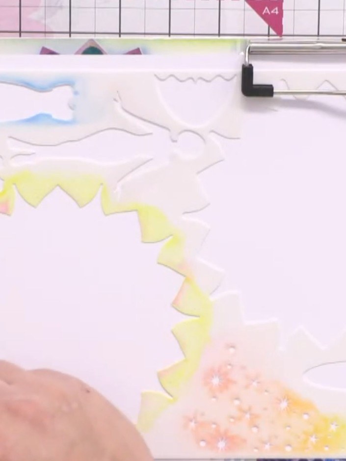 Stap 3: Rotate the stencil to align the next section of the mandala pattern. Select a contrasting ink colour from your