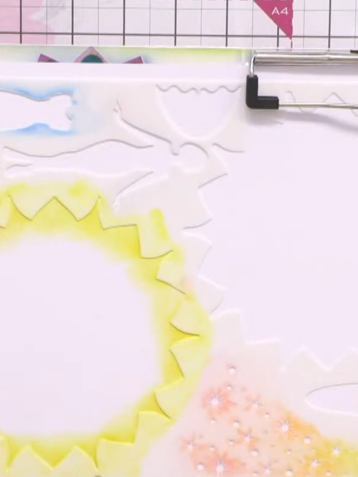 Stap 5: Continue working around the mandala, twisting the stencil and applying yellow ink through each section. Build 