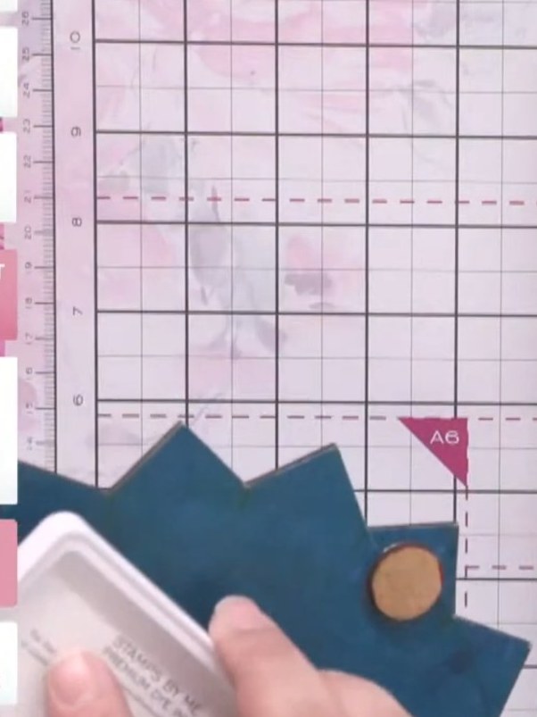 Paso 1: Select your first butterfly stamp from the set and ink it with your chosen colour using an ink pad. There are 