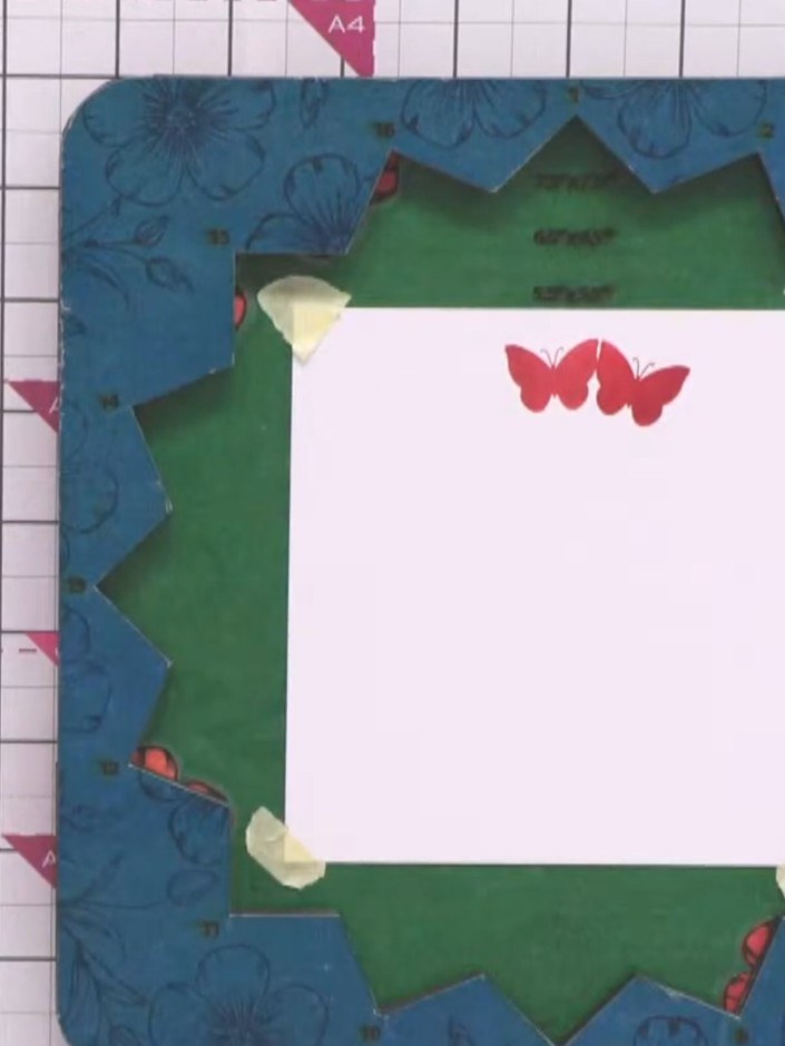 Paso 2: Stamp the solid butterfly silhouette in the centre of your white card panel using the dark ink pad. Position t