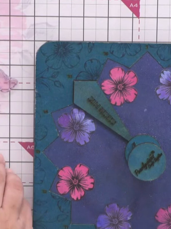 Paso 3: Select the matching outline or detail butterfly stamp from your stamp set. This will be used to add definition