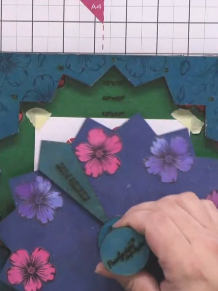 Paso 4: Carefully line up the detail stamp over your stamped butterfly on the card. Press down firmly to create the la