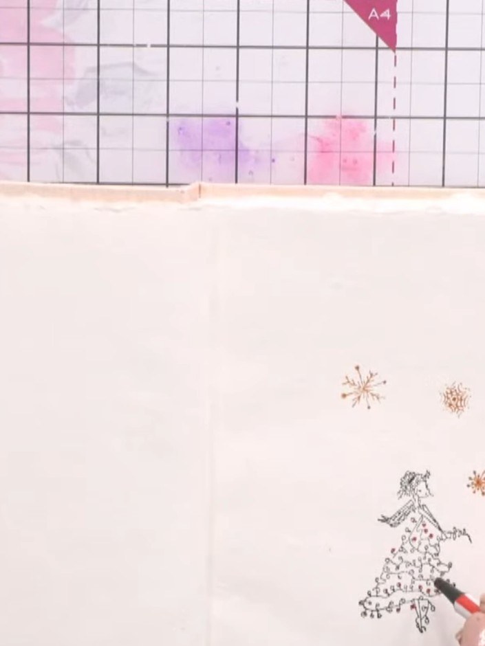 Stap 6: Add pen details to enhance the magical elements of your stamped image. Use a fine liner to add decorative touc