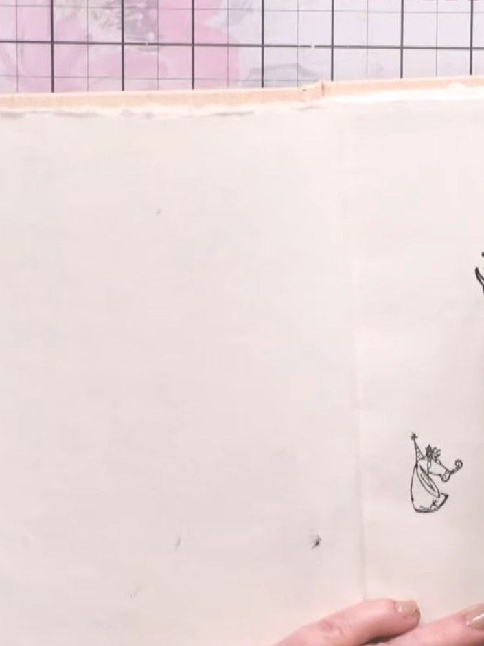 Passo 5: Begin adding watercolour washes to the stamped image using a brush. Start with light layers, working on one ar