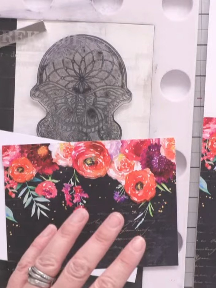 Passo 3: Stamp the full dreamcatcher image from the A5 stamp set onto white cardstock using black ink. Position the sta
