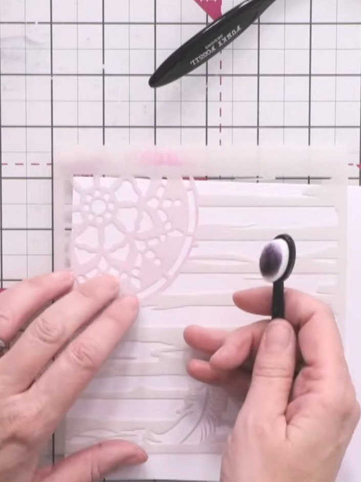 Passo 1: Prepare your card base. Select a patterned paper from the pad featuring the design with feathers and decorativ