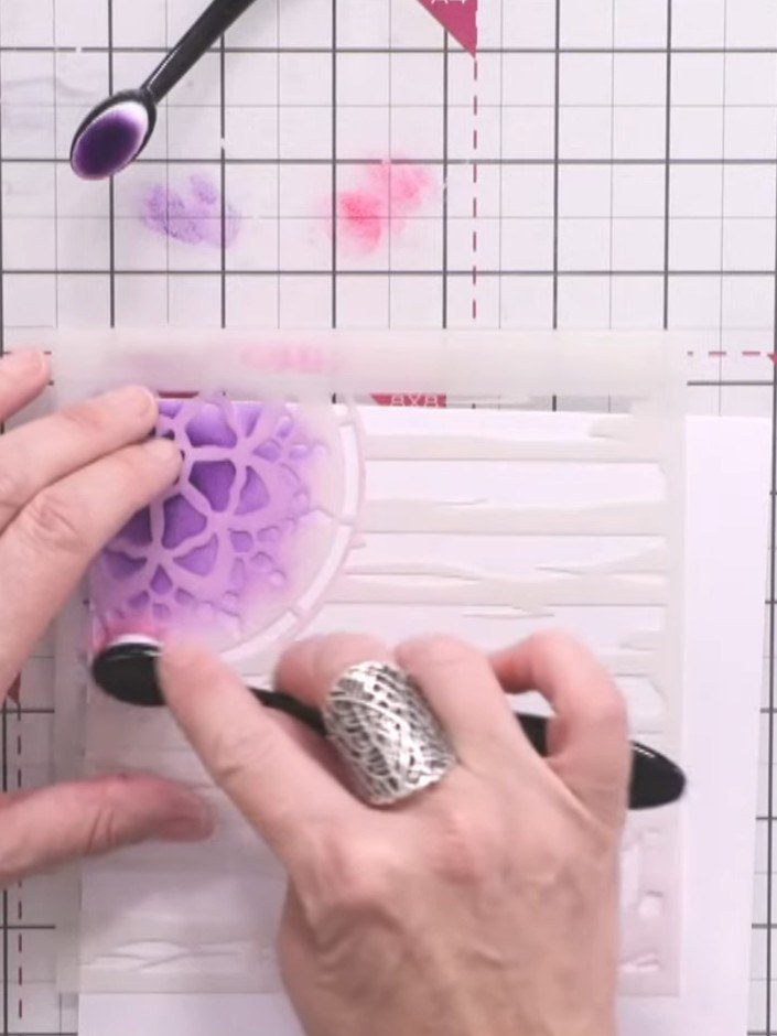 Passo 4: Apply confetti ink over the stencilled purple design using a blending tool to add subtle shimmer and dimension
