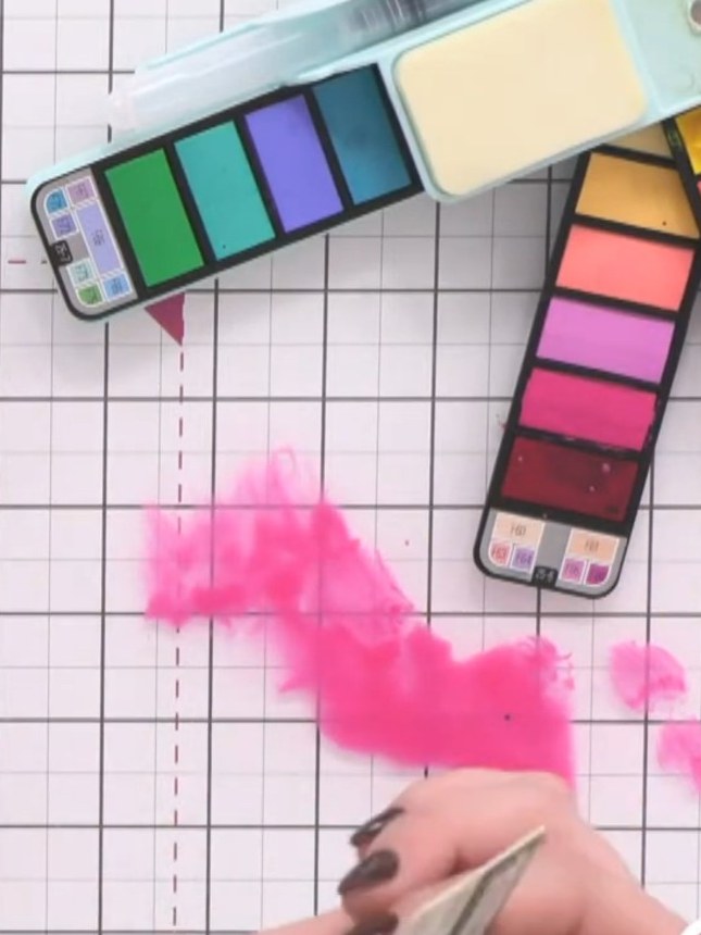 Stap 2: Meng met een waterpenseel of gewoon penseel een plasje roze aquarelverf op je palet.