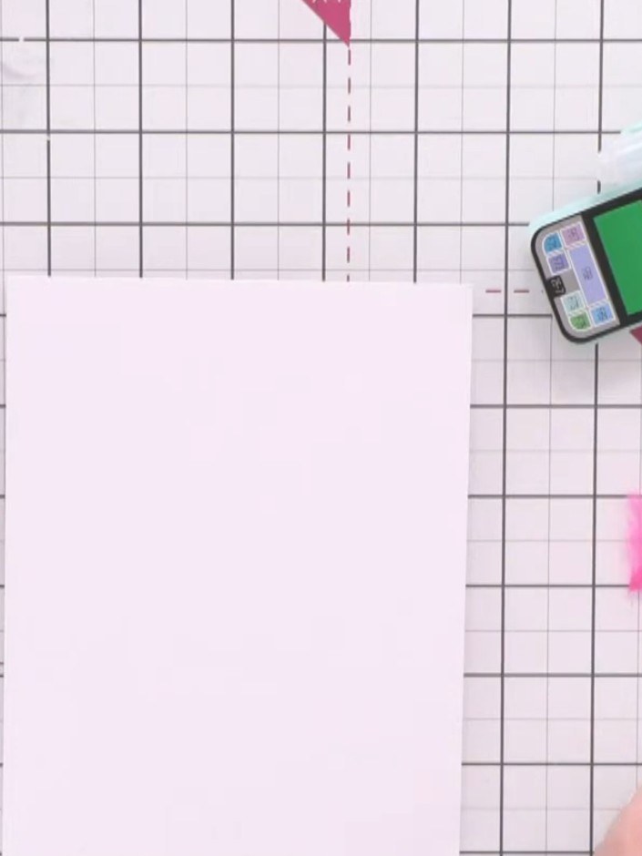 Stap 3: Drop pink paint onto the wet area of the card. Tilt the card to encourage the colour to flow downwards and cre
