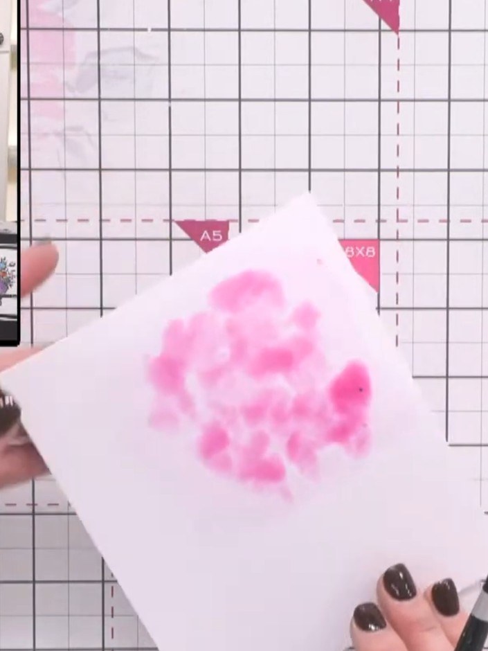 Stap 4: Using a wet brush or by flicking water onto the painted area, add additional water to help the pink paint drip