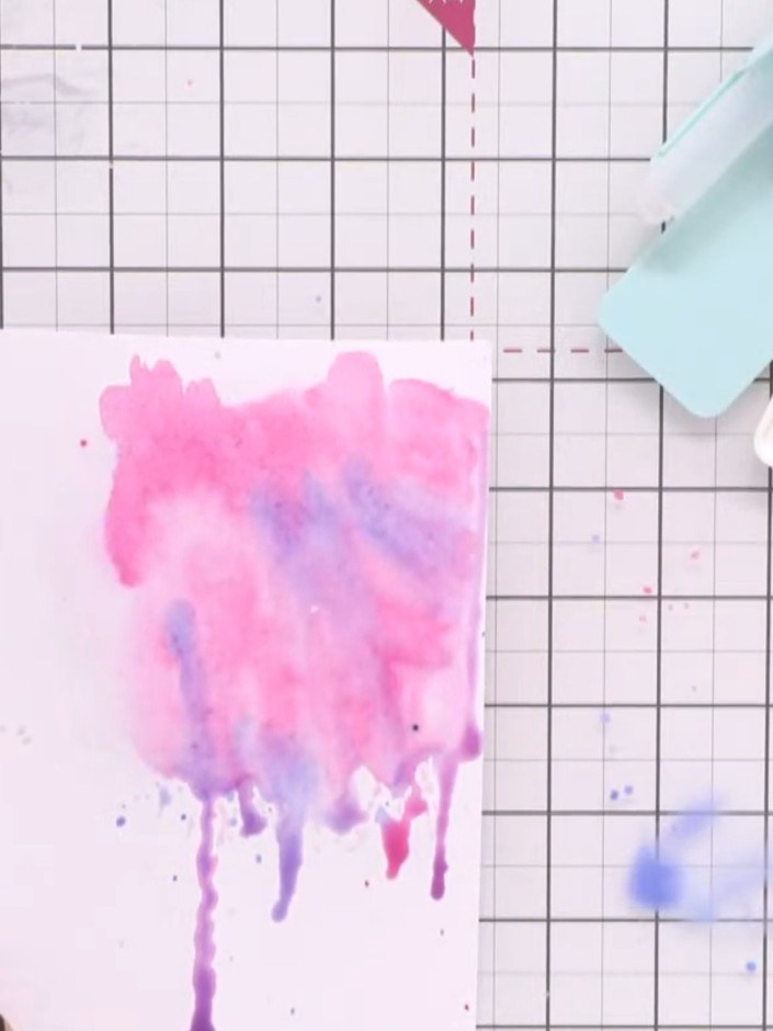 Stap 8: Mix a darker blue with less water and more pigment to create a more concentrated colour. Using a brush, paint 