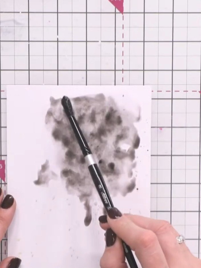 Passo 5: Mix more black paint with water. Using a paintbrush, paint random horizontal lines across the card to create a