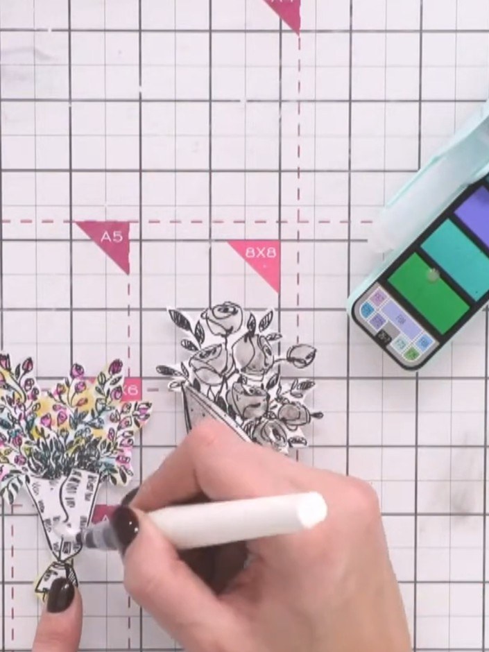 Paso 3: Using a brush with diluted ochre watercolour, paint around the white edges of the stamped bouquet to push the 
