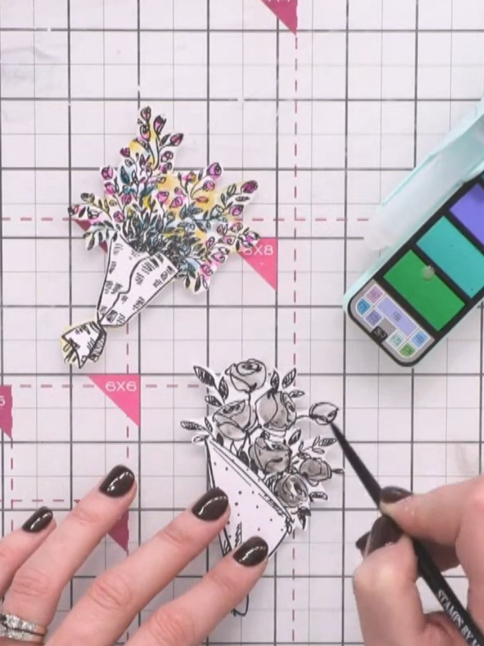 Paso 4: Using a black watercolour pen or brush, add shading to the flower heads on the lower bouquet. Apply the black 