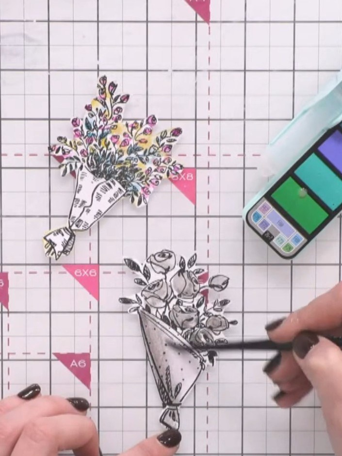 Paso 7: Mount the completed stamped and coloured bouquet onto your monochromatic black and white background card. Posi