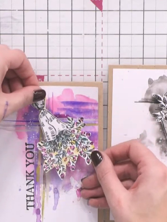 Paso 9: Add sparkly embellishments or sequins to your finished card to complete the design. Position them around the s
