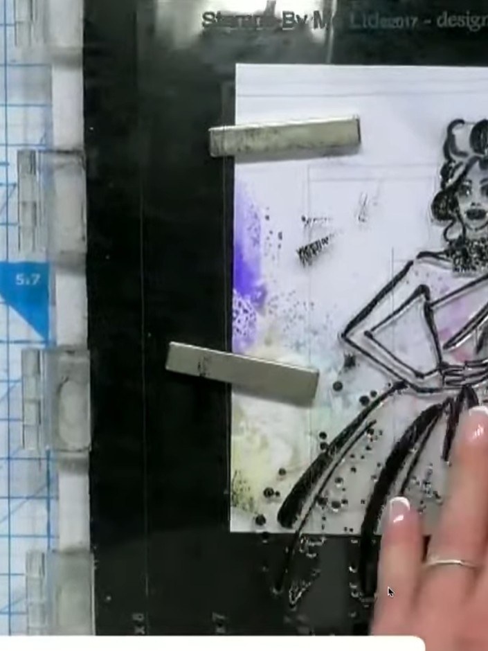 Passo 1: Spray your white cardstock with water and ink sprays to create a blended watercolour background. Spray additio