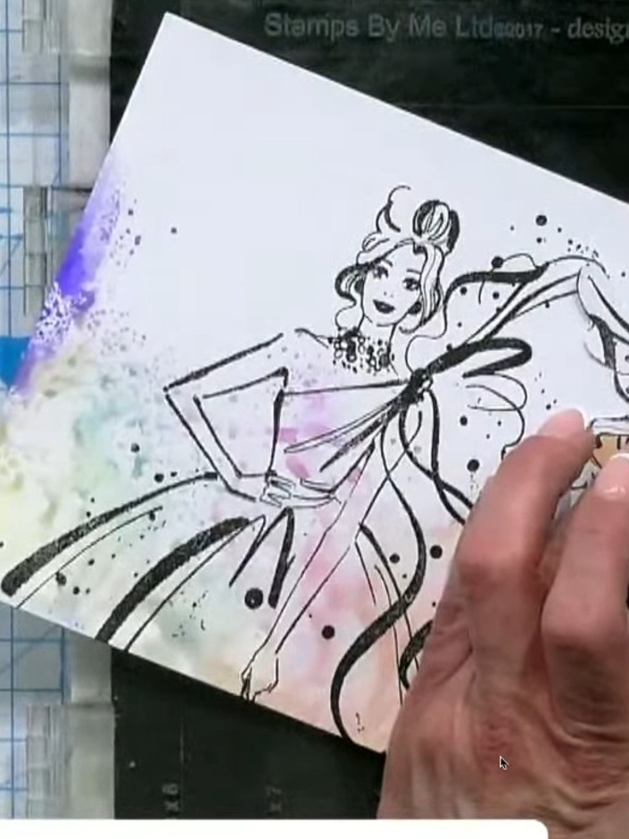 Passo 5: Add blue tones to the wings and other areas of the stamped image, blending the watercolour as you go to create