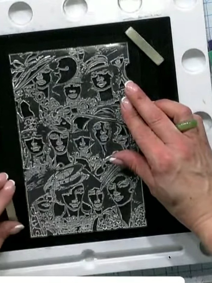 Passo 1: Place your black cardstock onto the stamping platform. Position the IMALA Stay Fancy stamp face-down on the bl