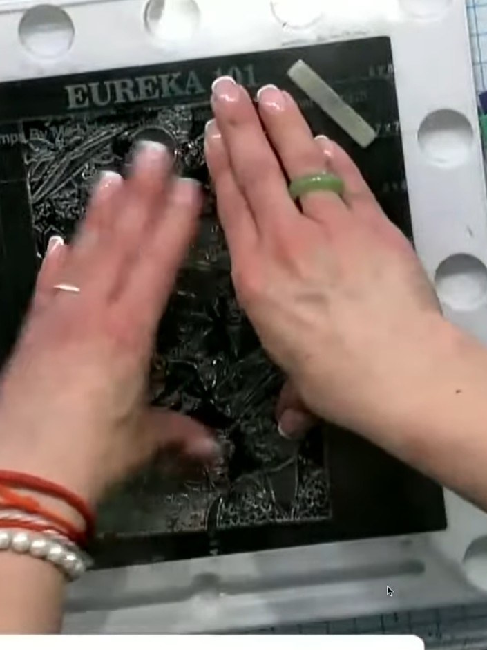 Passo 3: Stamp the chosen image from the Stay Fancy stamp set onto the black cardstock using the stamping platform. Pre