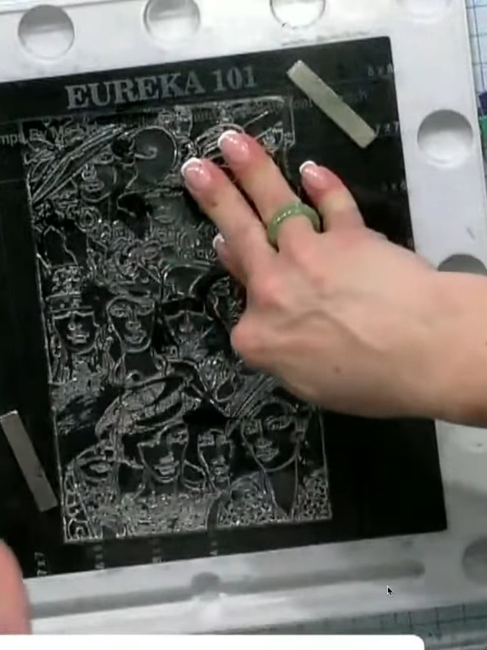 Passo 4: Sprinkle black embossing powder over the stamped image, starting at the top and allowing it to cascade down ov