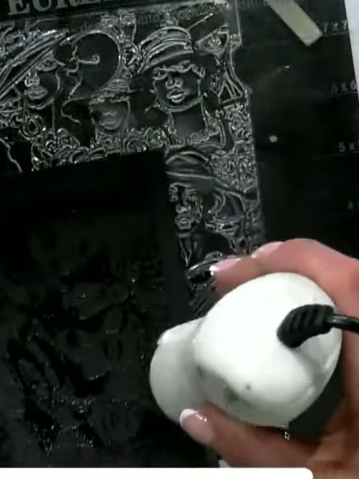 Passo 6: Spray rose gold ink spray over the embossed image using a dauber or applicator. Apply the spray evenly across 