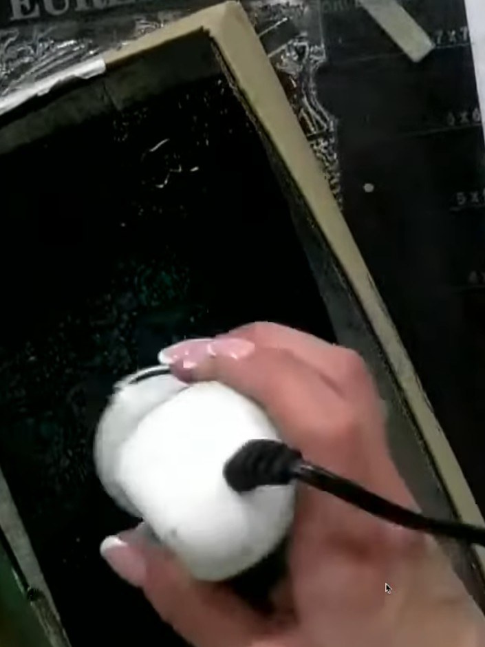 Passo 9: Use a fan brush with a little water to blend the spray inks together on the embossed surface, working gently o