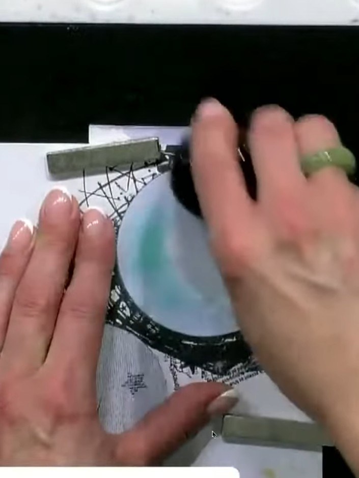 Passo 1: Apply light blue ink to a piece of white cardstock using a blending brush in a dabbing motion. Allow the ink t