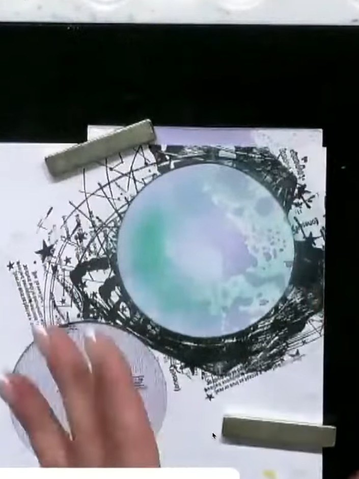 Passo 2: Cut a circular aperture from scrap cardstock to use as a stencil. This will create an opening through which yo