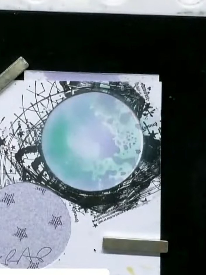Passo 4: Use a blending brush to lightly blend ink around the edge of the aperture circle to create a soft, circular fo