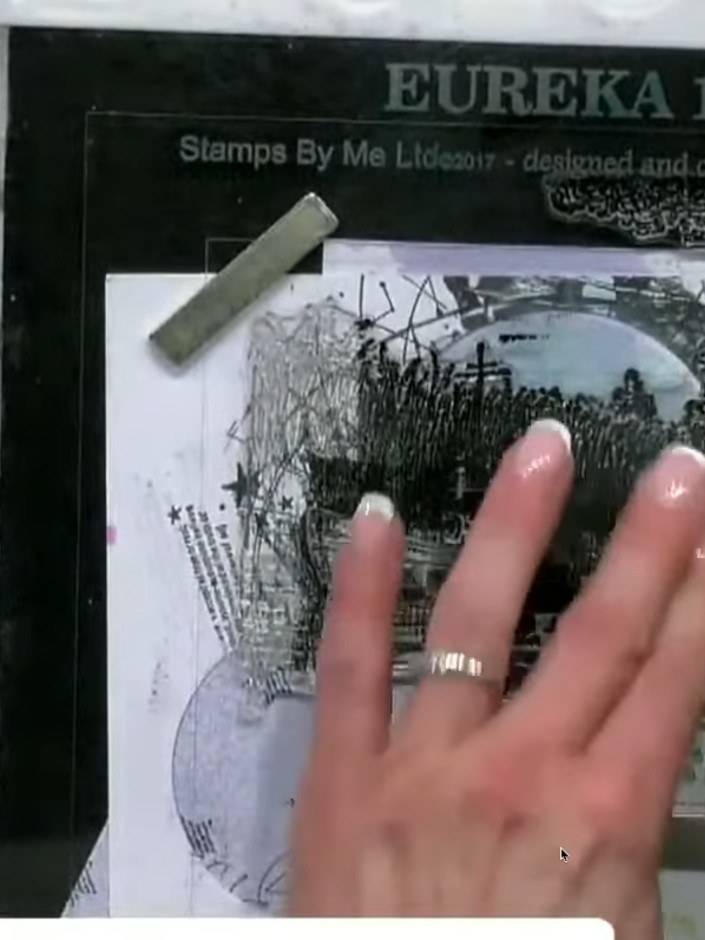 Passo 6: Apply fingertip pressure over the two aperture layers to ensure the stamp transfers properly to the card. Pres