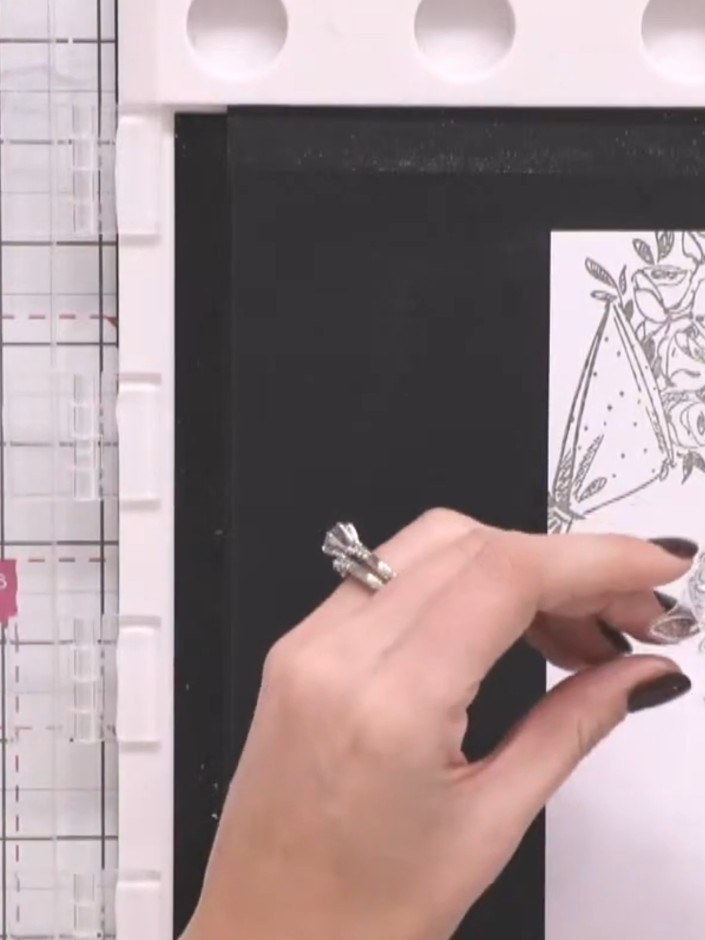 Passo 4: Stamp the same floral bouquet design in the exact same position on the second piece of white cardstock. Ensure