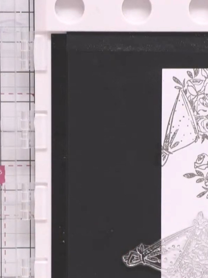 Passo 6: Continue stamping the bouquet designs alternately on both pieces of cardstock until you have created matching 