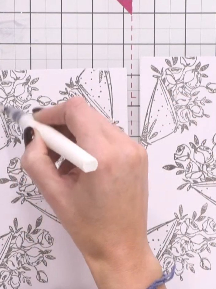 Passo 1: Using a sparkle pen, add sparkle details to the paper bags in the floral bouquet design. You can colour the ba