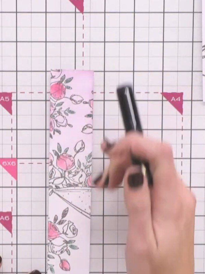 Passo 2: Pick up ink from your chosen pink colour pad using the blending brush. Gently tap the brush onto the ink pad t