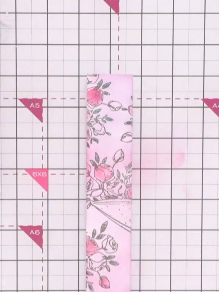 Passo 3: Apply the ink around the edges of the floral design using a circular motion, creating a soft halo effect that 