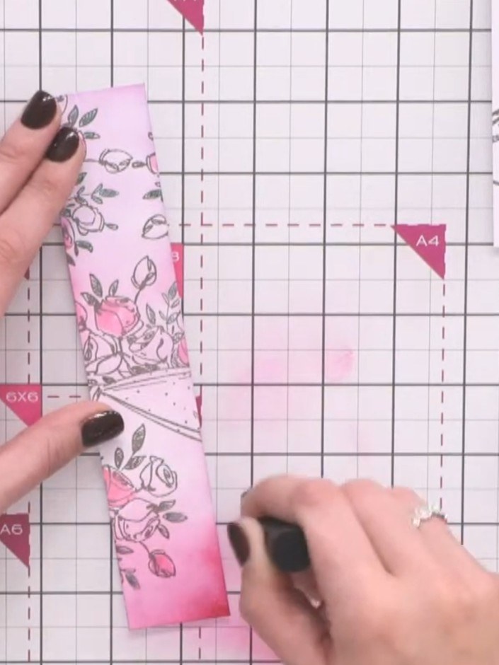 Passo 4: Blend the ink outwards from the darker pink edges towards the outer edges of the panel, creating a gradual omb