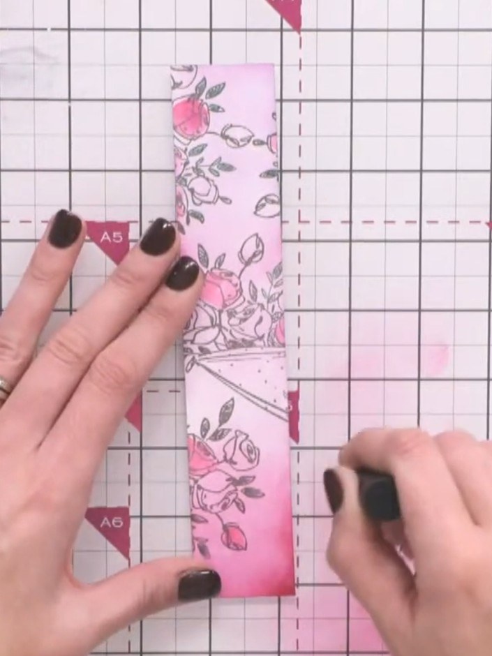 Passo 5: Deepen the colour at the base of the floral design by applying more ink to create subtle variation. Build up t