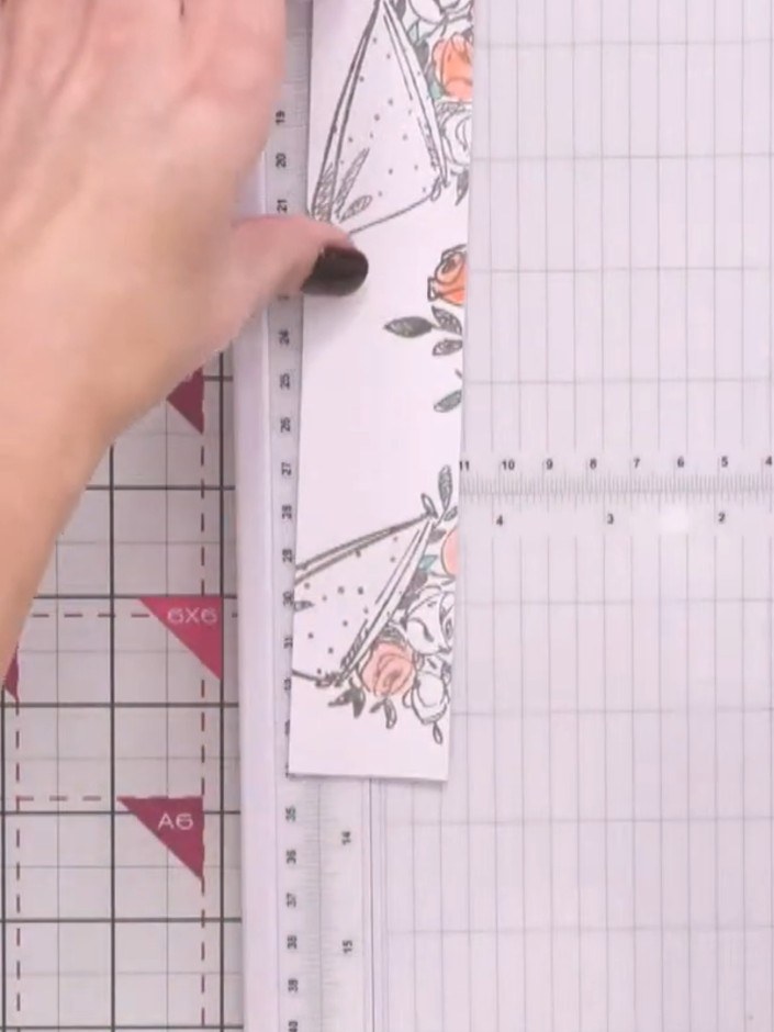 Passo 2: Using your guillotine trimmer, cut a strip that is one and a half inches (approximately 3.8 cm) wide from your