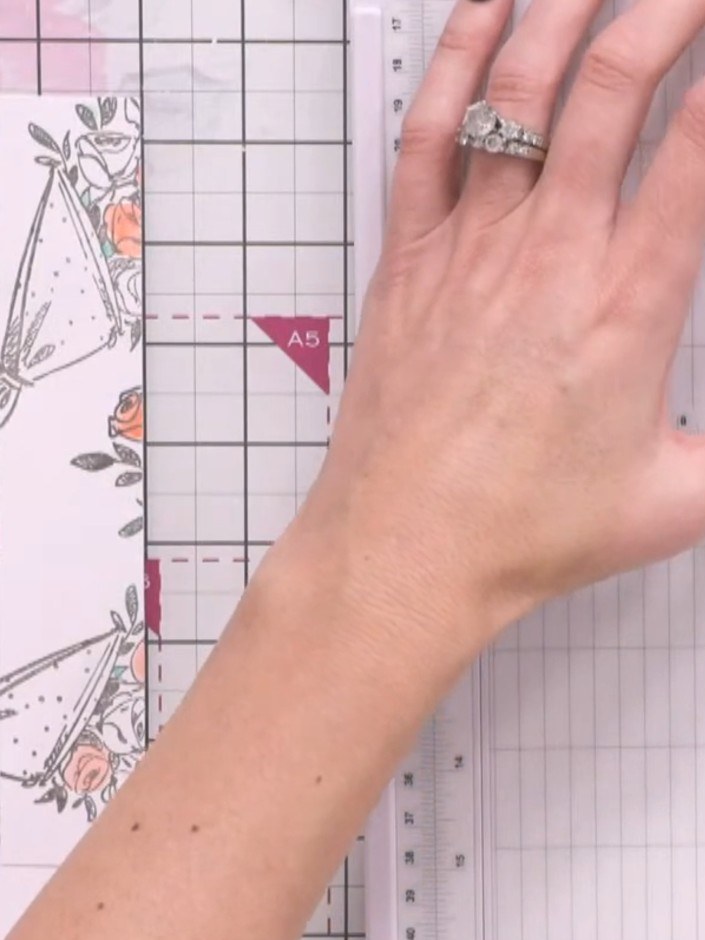 Passo 3: Cut another strip from the patterned paper that is one and a half inches wide. This creates a thicker section 