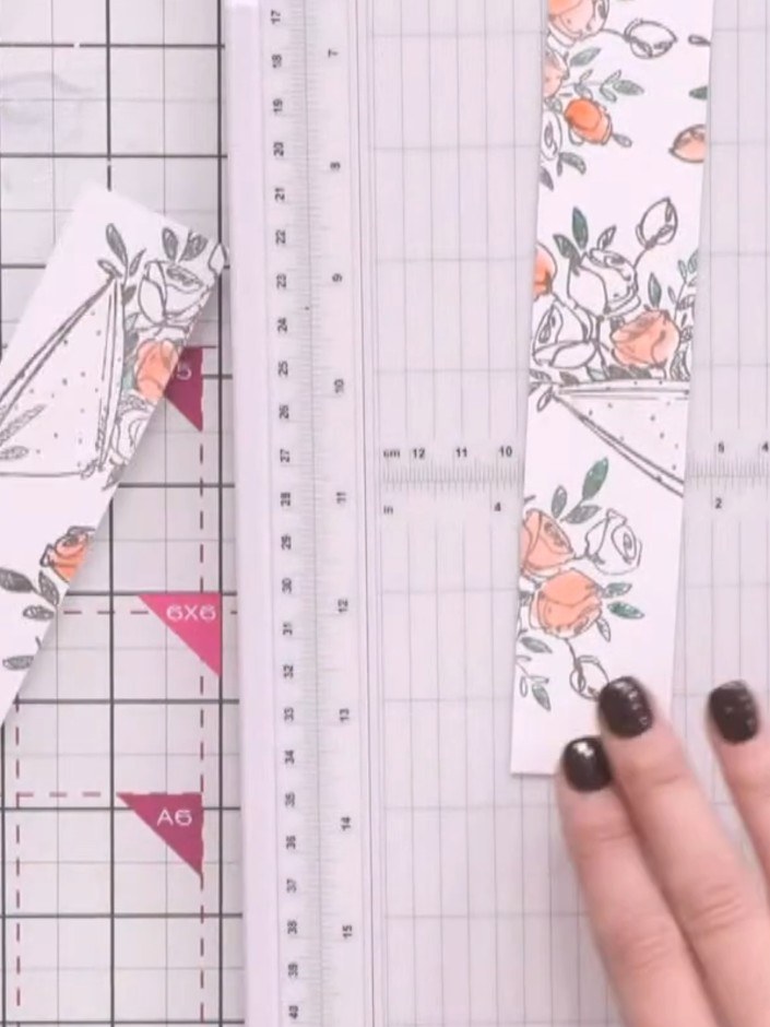 Passo 4: Cut a final thin strip from the remaining cardstock, trimming from corner to corner where it's thicker on one 