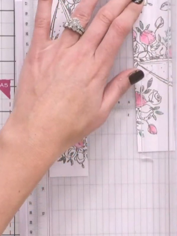 Passo 5: Repeat the same cutting pattern on your second coloured floral card, ensuring you cut the strips in the same w