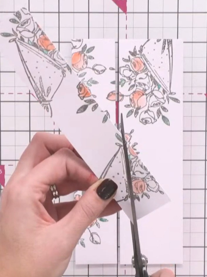 Stap 1: Take your second coloured floral card and use scissors to cut small V-shaped notches into the bottom edge to c