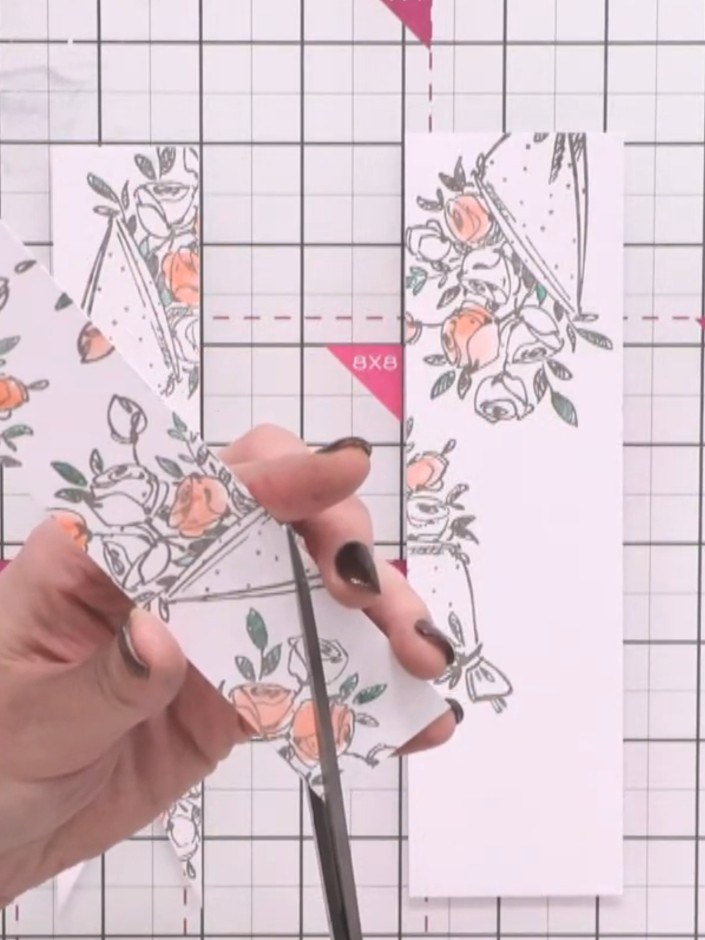 Stap 2: Cut the first banner tail by cutting a V shape into the centre of one end of a floral patterned strip using sc