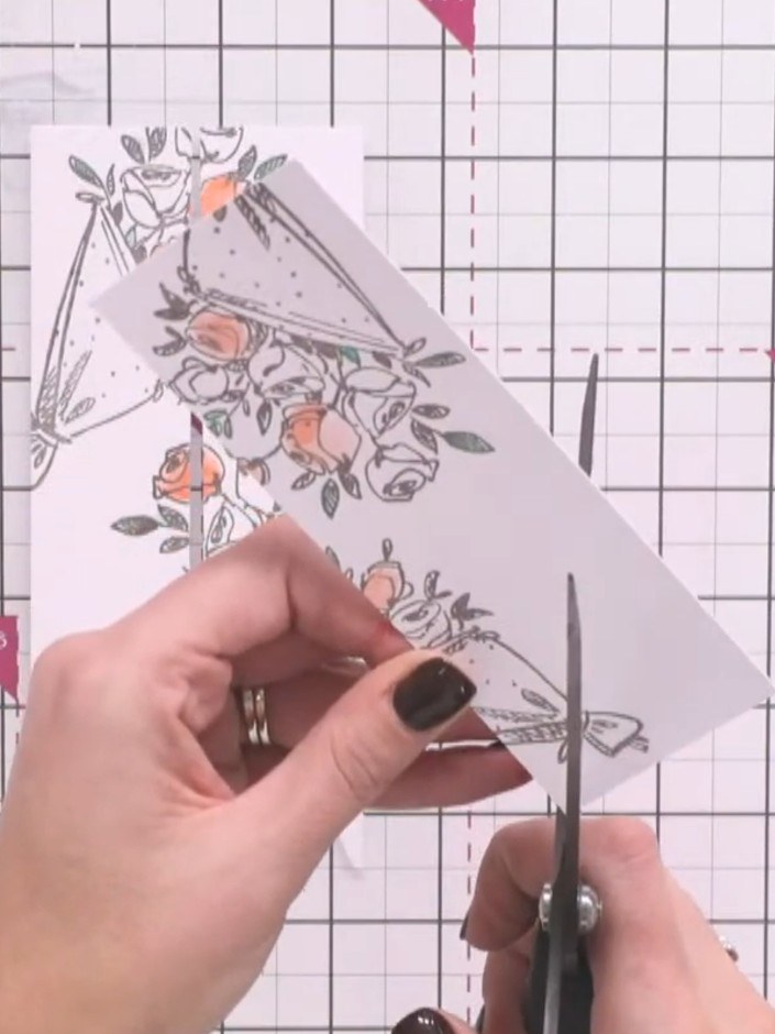 Stap 4: Cut a third banner tail from the floral paper, making it a different length from the first two so you have thr