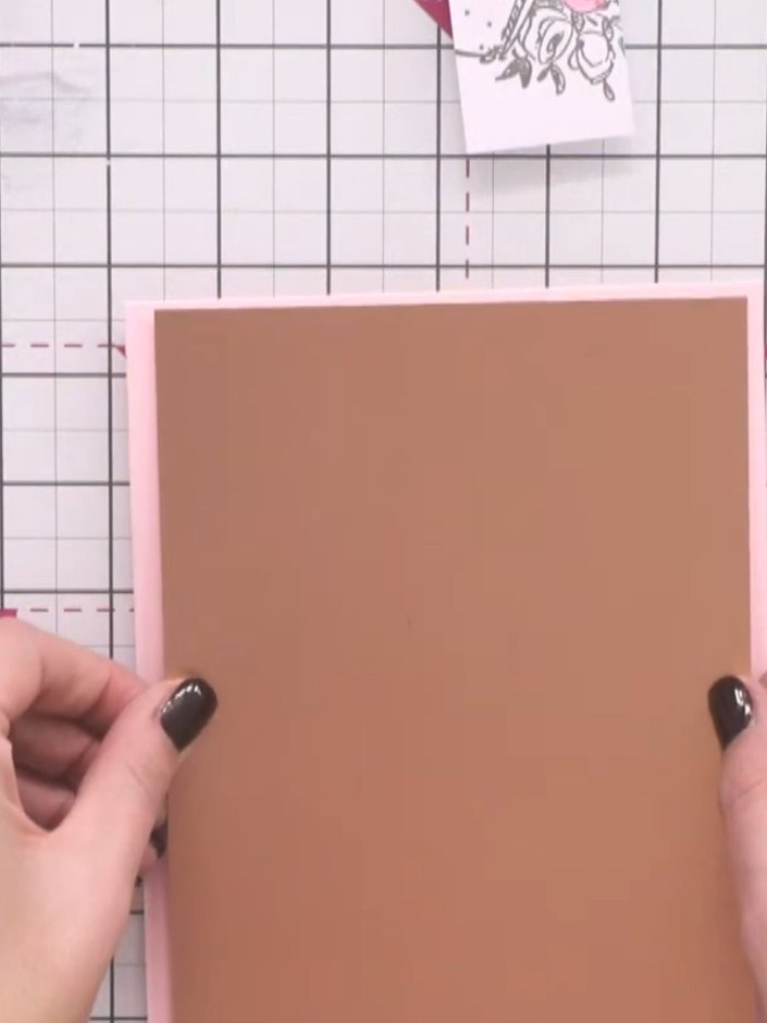 Passo 1: Prendi il primo biglietto floreale colorato con l'effetto alone e appoggialo su un pezzo di cartoncino oro a specchio.