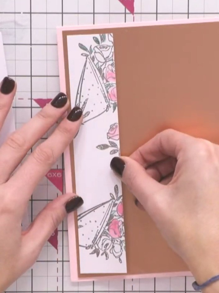 Passo 3: Select an ink pad and roll it along the edges of the floral panel to add colour definition. Hold the panel ste
