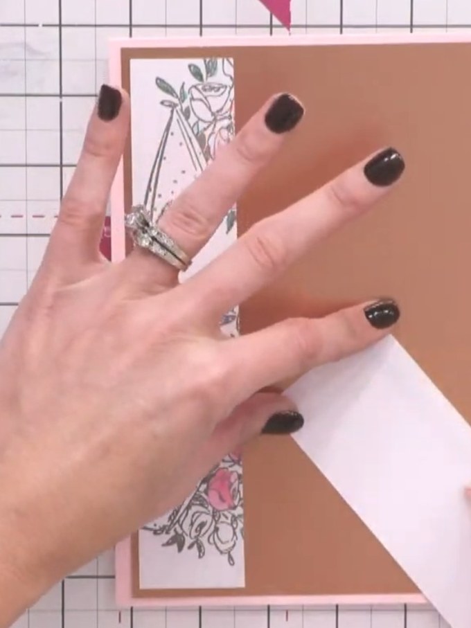 Passo 4: Edge the bottom edge of the panel with the same ink pad, rolling it gently along the edge to create a subtle s
